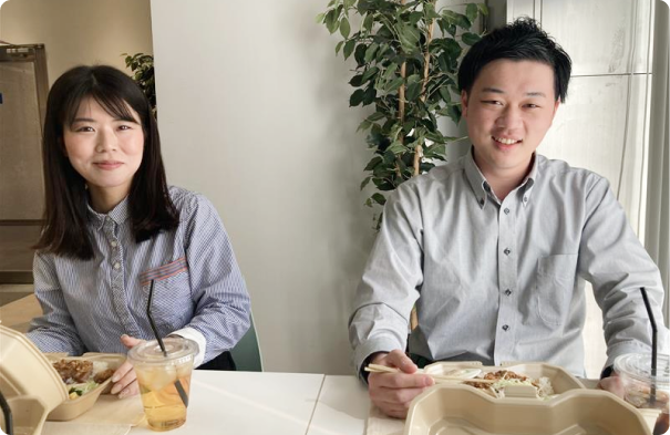 ランチタイムは仲間とリラックス